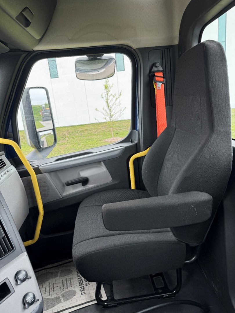 2019 FREIGHTLINER CASCADIA 113 - USED TRUCKS DAY CAB - image 17